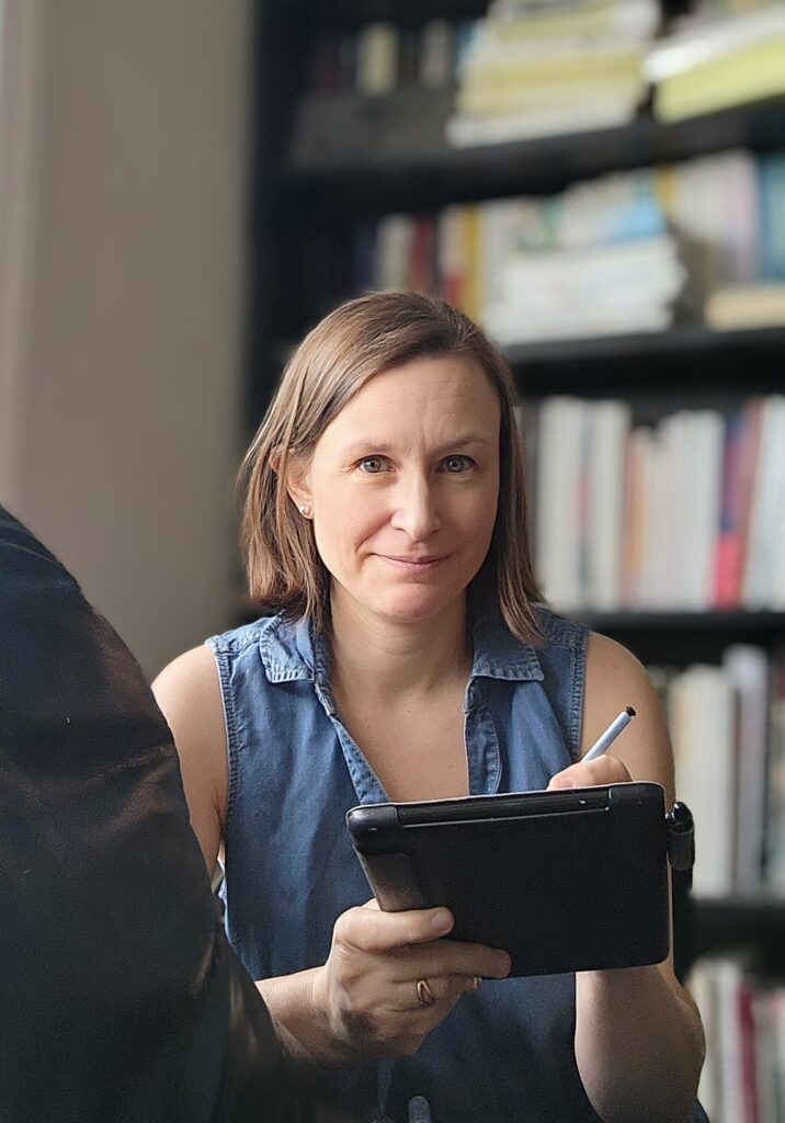 Perrine Gruson au travail avec sa tablette